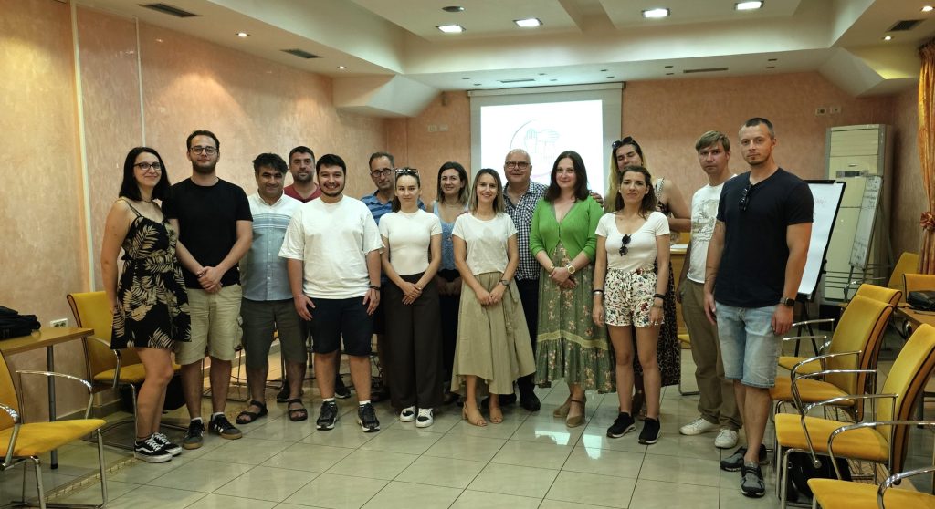 The whole group of participants in the InEvo Partnership Networking Conference in Albania is standing, posing for a picture.